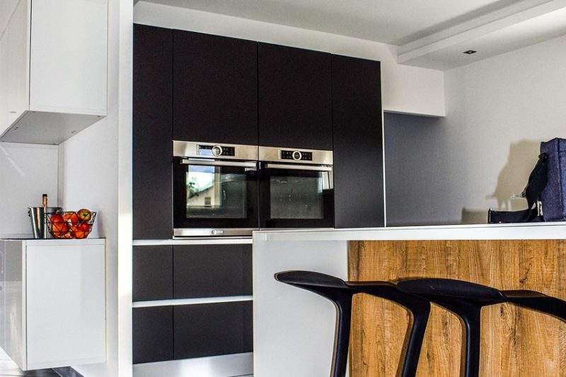 2026 生活優化指南：展示職場人面對強烈冷光辦公環境產生的視覺疲勞與情緒壓力，強調舒壓空間光線優化的必要性