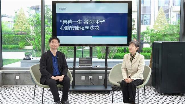 兩位專家在演播室針對長壽醫學與長壽基因（Sirtuins）啟動機制進行深入訪談，探討如何透過居家生活習慣實現細胞層級的抗衰老策略。